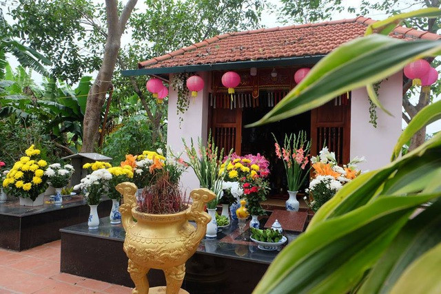 Miếu Hai cô thường có người ghé đến dâng hương.