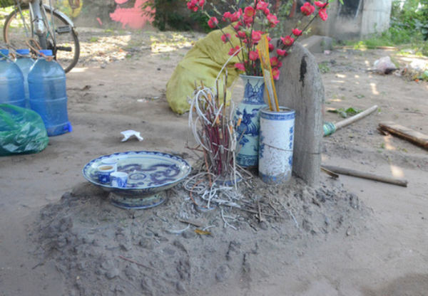 Những ngôi mộ được chôn cất dưới chân cầu Long Biên không có người thân đến nhận.