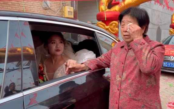Cháu gái lấy chồng xa, bà khóc nức nở, nắm tay chẳng chịu rời khi cháu lên xe hoa Ảnh 2