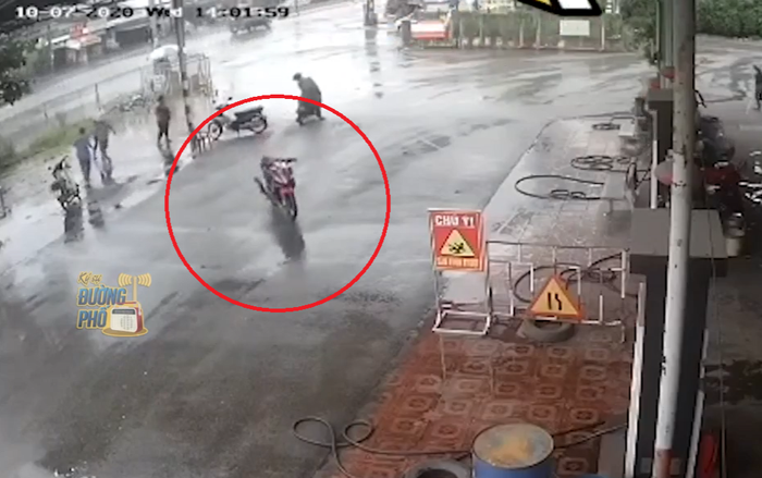 Xe máy không người lái băng qua đường rồi 'lách qua khe cửa hẹp' khiến nhiều người ngỡ ngàng Ảnh 2