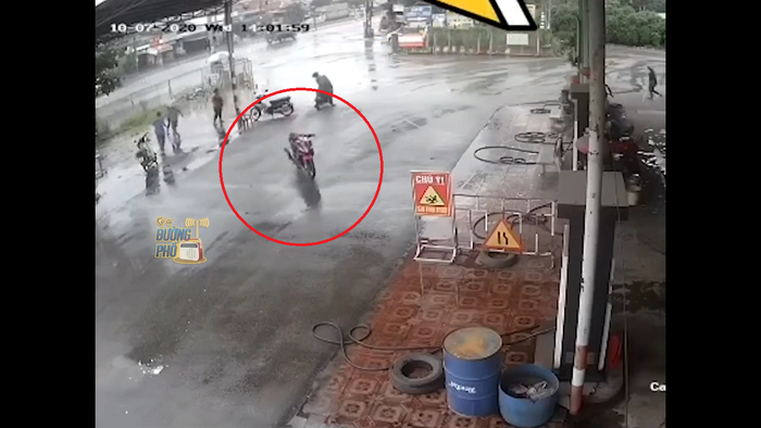 Hình ảnh chiếc xe máy không người lái lao nhanh về phía trước trong sự ngỡ ngàng của nhiều người. Ảnh cắt từ clip