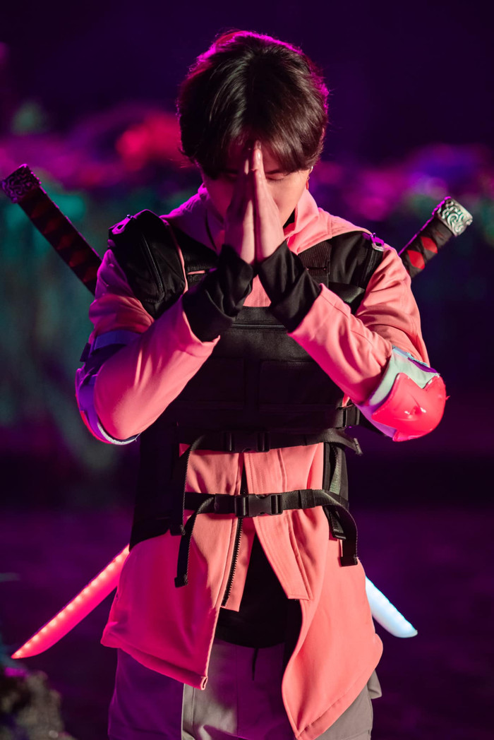 Cuối cùng, để hoàn thiện hình ảnh lãng khách, đạo diễn sử dụng nón lá có viền đèn neon. Đây cũng chính là chi tiết đắt giá nhất của set đồ này đến từ sự sáng tạo của đạo diễn Khương Vũ.