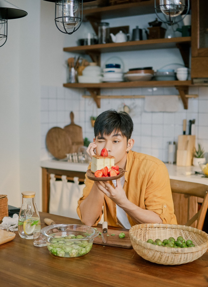 Xem ngay MV 'Có ai...' từ Jun Phạm để thấy rằng cô đơn không hề đáng sợ! Ảnh 10