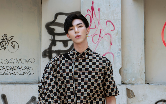 ERIK diện 'cây' hàng hiệu đắt đỏ, khoe streetstyle 'chất lừ': Đẹp trai không bàn cãi! Ảnh 2