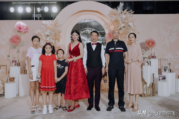 Hôn lễ của cặp đôi lệch 25 tuổi gây xôn xao: Chú rể 63 tuổi là đại gia vàng mỏ với tài sản ngàn tỉ Ảnh 10