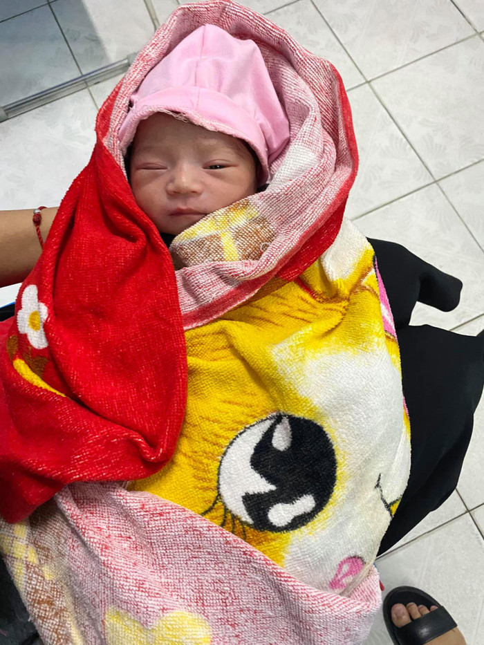 Dù rất thương cho bé nhưng nữ ca sĩ không thể nhận nuôi vì nhiều lí do