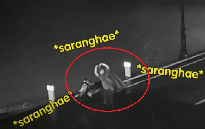 Anh chàng tạo hình trái tim gửi đến những người đang xem livestream