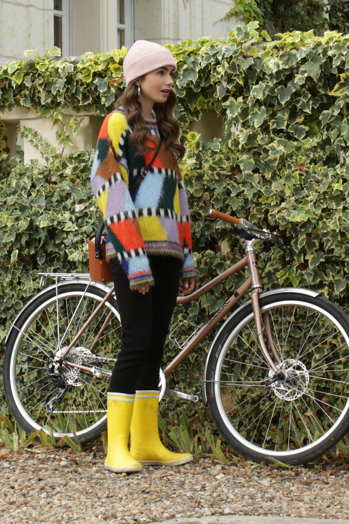 Phong cách country girl với áo len color block của hãng Essentiel Antwerp mix cùng bốt cao su màu vàng chóe của Aigle