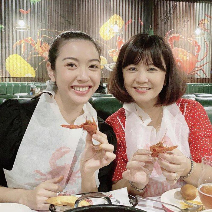 Á hậu Thúy Vân  thường xuyên khoe ảnh hạnh phúc bên mẹ chồng của mình