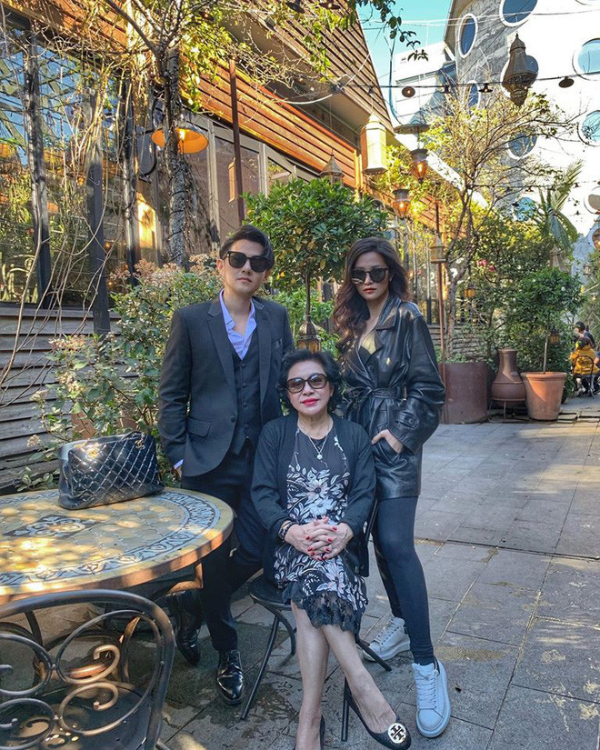 Sau khi về làm dâu, nữ ca sĩ thường xuyên khoe ảnh chụp chung với mẹ chồng