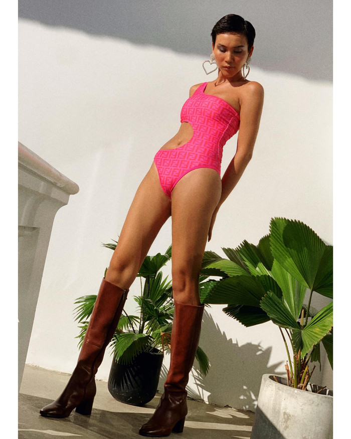 Làn da nâu quyến rũ, mái tóc ngắn cùng đôi môi dày vô cùng phù hợp với phong cách gợi cảm mà chân dài theo đuổi. 