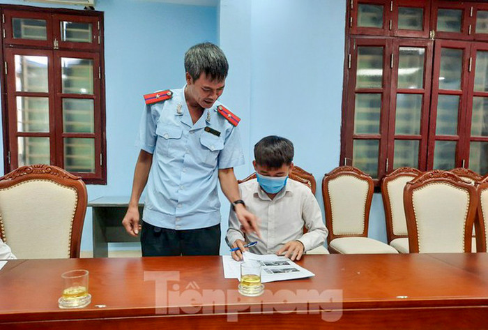 Thanh tra Sở Thông tin và Truyền thông tỉnh Bắc Giang làm việc với Hưng Vlog. (Ảnh: Tiền Phong)