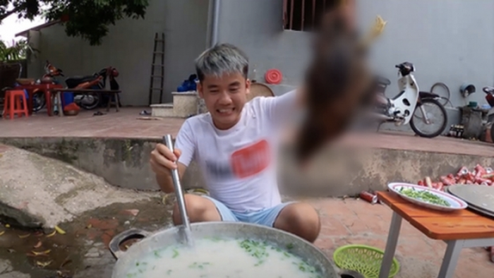 Hưng Vlog từng bị nhiều dân mạng kêu gọi tẩy chay, lên án vì thực hiện video nấu gà còn nguyên lông, gây phí phạm thực phẩm. (Ảnh: Hưng Troll)