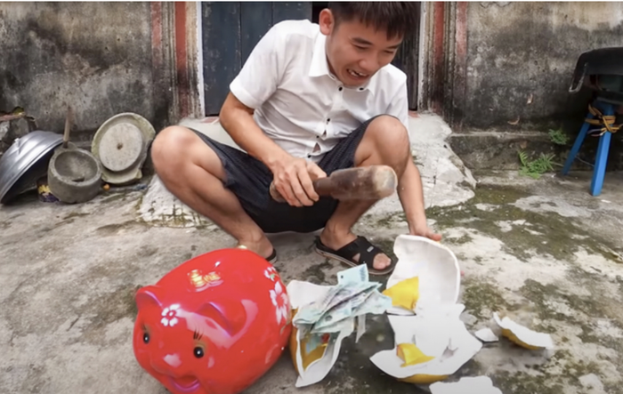 Hưng Vlog trong video video trộm tiền heo đất gây tranh cãi. (Ảnh: Hưng Troll)