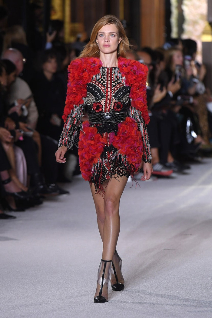 Bà mẹ 5 con vẫn trình diễn catwalk điêu luyện không kém cạnh bất kì đàn em nào. Hình ảnh chân dài xứ Bạch Dương tại show thời trang của Balmain vào năm 2018