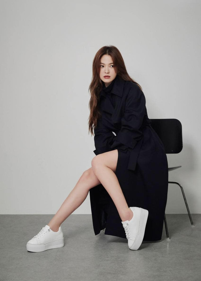 Nếu bạn nào chán mang giày boots sợ đau chân thì cứ mang giày thể thao sneakers trắng đế cao một xíu  mix cùng trang phục sẽ giúp các nàng thấp bé đôi có đôi chân trông thon gọn hơn 