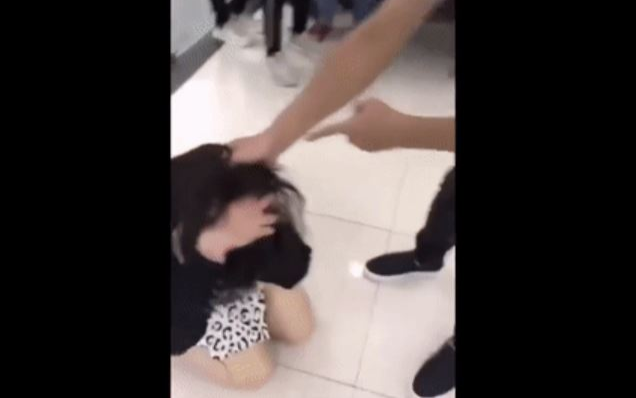 Xôn xao clip chồng đến tận nơi làm việc của vợ đánh ghen, vừa kéo lê vợ khắp hành lang vừa lớn tiếng mắng chửi Ảnh 2