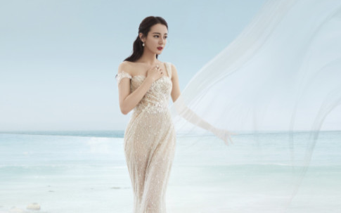 Địch Lệ Nhiệt Ba hóa cô dâu quyến rũ, xinh đẹp nhưng lại bị dân mạng tố photoshop quá đà! Ảnh 2