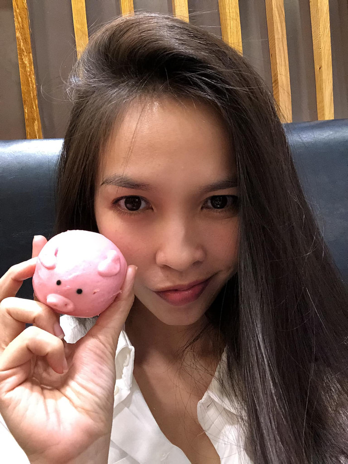 Nữ ca sĩ cho biết, sau khi thực hiện ca sinh mổ cô chỉ biết nằm rên vì quá đau, Hiền Thục còn trêu rằng vì sự chào đời của con gái mà cô hết có 'trai theo'