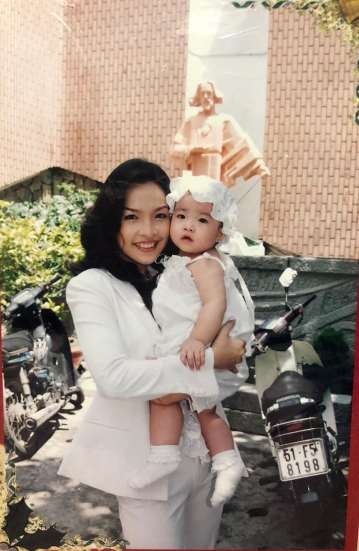 Vì chỉ có 1 mình nên Hiền Thục phải mang theo con gái đi diễn khắp nơi 