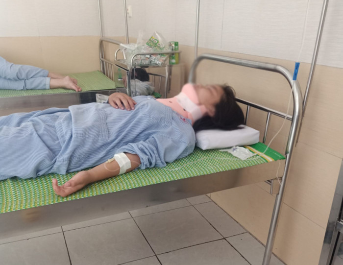 Nữ sinh phải nhập viện điều trị.