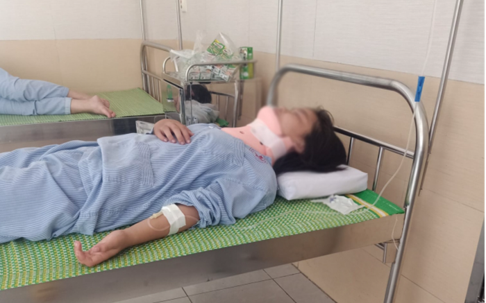 Phẫn nộ: Nữ sinh lớp 8 bị bạn dùng chân đạp đá, đánh chấn thương cột sống cổ phải nhập viện vì... ngứa mắt Ảnh 2