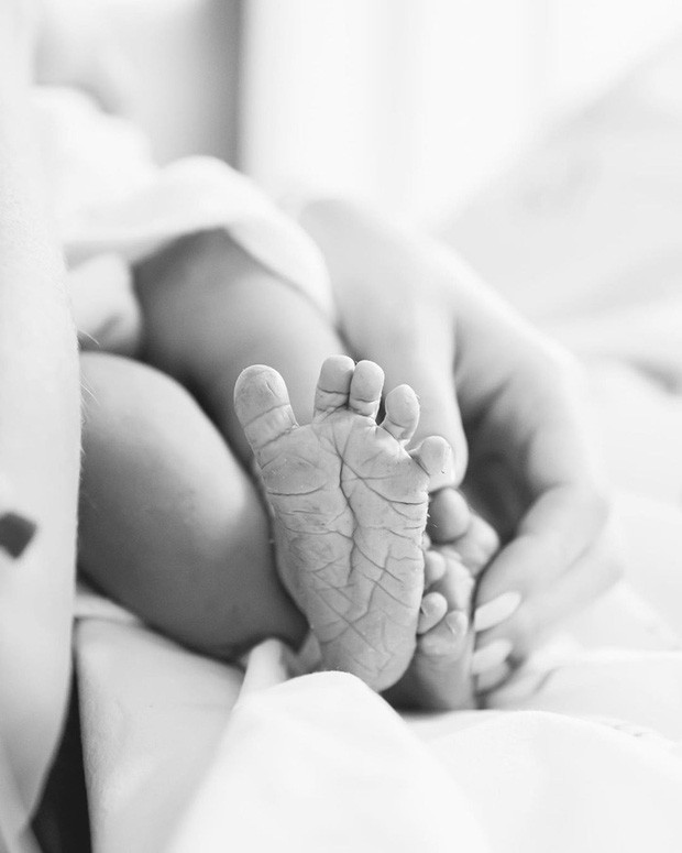 Kaka và Carol cùng hạnh phúc khoe ảnh con gái mới chào đời.