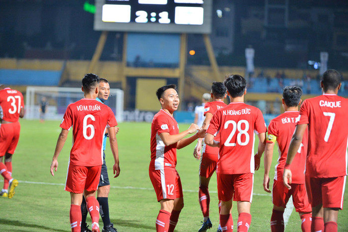 Khắc Ngọc (số 12) mở đầu chiến thắng cho Viettel.