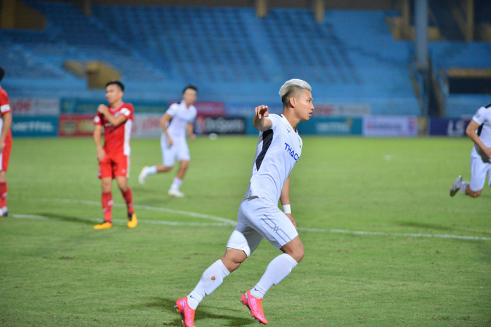 Văn Thanh nhen nhóm hy vọng cho HAGL với bàn rút ngắn tỷ số 1-2.