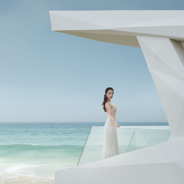 Người đẹp tạo dáng bên cạnh biển đẹp đến nao lòng