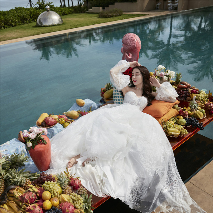 Cô nàng diện bộ váy cưới trắng tinh khôi nằm tạo dáng không khác gì một nàng công chúa 