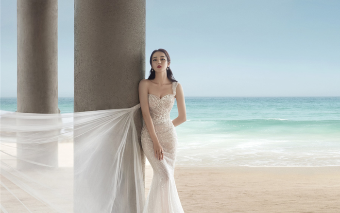 Địch Lệ Nhiệt Ba diện váy cưới tựa nàng tiên cá hòa mình giữa biển khơi khiến fan ngạt thở Ảnh 2