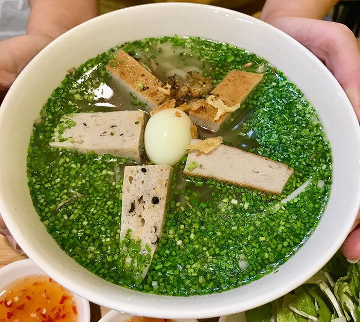 Tô bánh canh đầy màu xanh