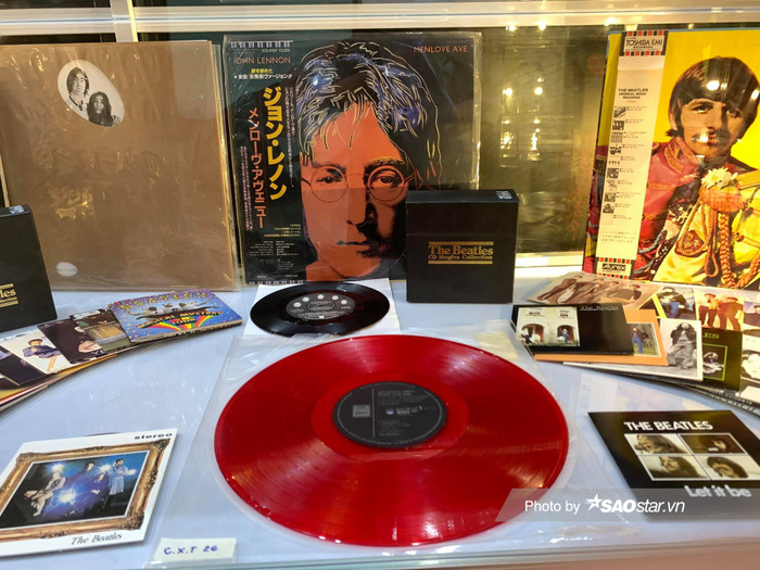 Chiếc đĩa cực kỳ hiếm này được phát hành tại Nhật Bản với chất liệu vinyl màu đỏ.