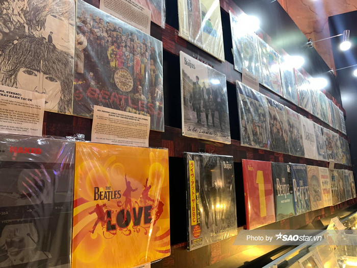 Hàng loạt album, đĩa đơn của The Beatles được trưng bày tại buổi offline.
