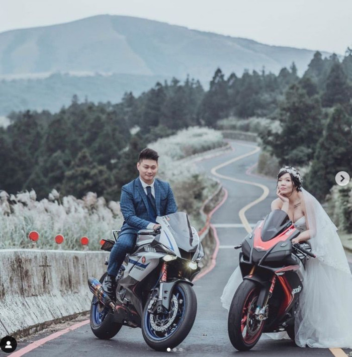 Cả hai luôn muốn được lái moto tới hôn trường và cuối cùng ước mơ của họ đã trở thành hiện thực. 