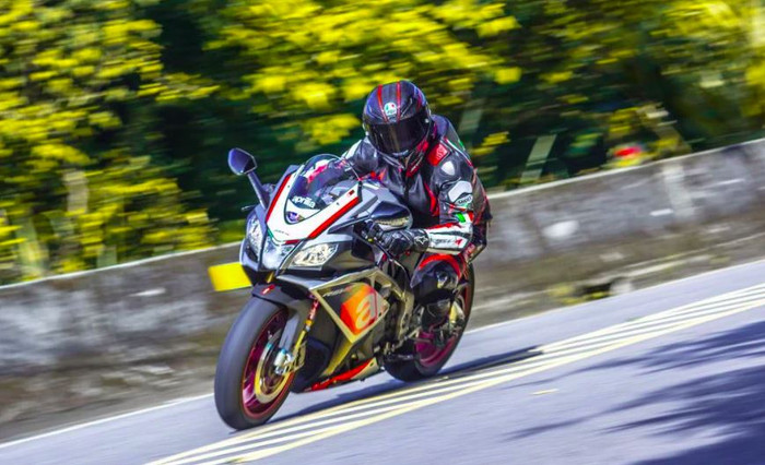 Quyên Quyên là một người có niềm đam mê rất lớn với moto và thể thao.