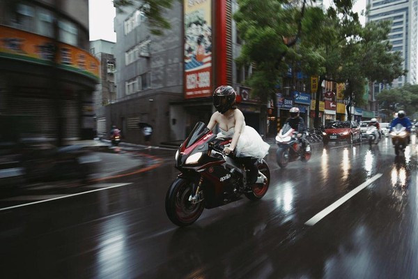 Hình ảnh cô dâu mặc váy trễ nải lái moto khiến dân tình choáng váng. 
