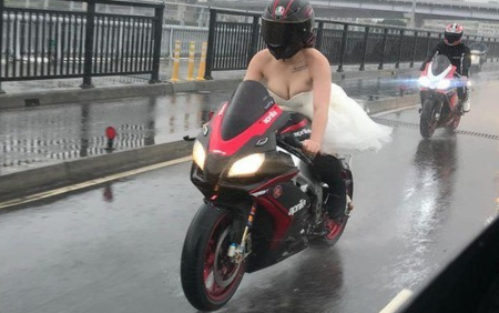 Mặc váy trễ nải rồi tự lái moto tới đám cưới, cô dâu khiến MXH bùng nổ Ảnh 2