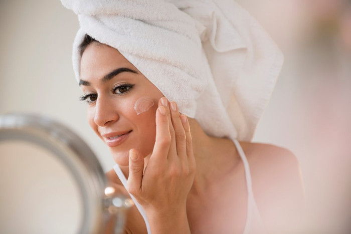 Tia cực tím là nguyên nhân hàng đầu gây lão hóa da. Bạn nên dùng kem chống nắng có chỉ số SPF từ 30 trở lên. Nếu phải ở ngoài trời lâu, hãy thoa lại sau mỗi 2 tiếng