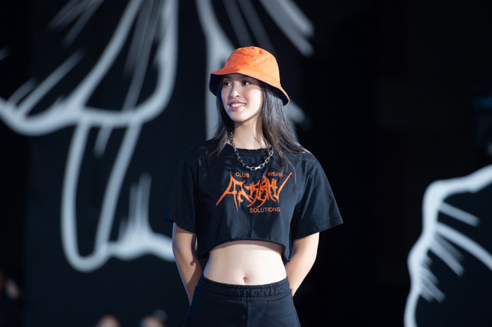 Hoa hậu Tiểu Vy duyên dáng cùng croptop khoe eo thon