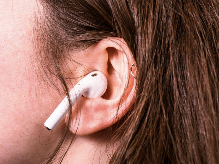 Như chúng ta đã biết, AirPods có phần vỏ nhựa từ 'đầu đến chân', thay vì có nút tai cao su giống như AirPods Pro và các tai nghe không dây khác trên thị trường. (Ảnh: Hollis Johnson/Business Insider)