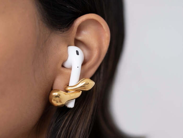 “Đồ trang sức là thứ vô cùng đặc biệt và theo một cách nào đó, chúng đã trở thành vật bất ly thân trong cuộc sống của chúng ta, như đồ trang sức chúng ta đeo, điện thoại hay tai nghe của bạn - chúng đã trở thành 'diện mạo' thứ 2 của bạn”, Parekh chia sẻ. (Ảnh: Misho Designs)