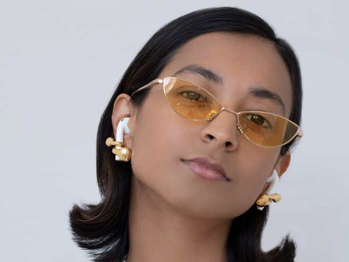 Dẫu vậy, với món phụ kiện khuyên tai độc đáo của Suhani Parekh, rắc rối từ việc AirPods không vừa vặn với tai, sẽ được giải quyết triệt để. (Ảnh: Misho Designs)