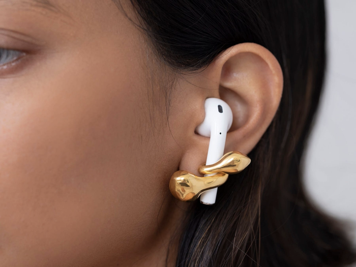 Những đôi khuyên tai không chỉ để làm đẹp, mà còn có nhiệm vụ giữ AirPods khỏi tuột ra khỏi tai. (Ảnh: Misho Designs)