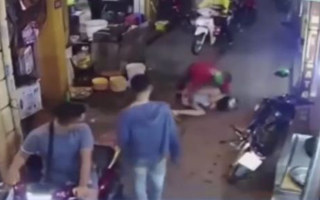 Clip: Tài xế xe ôm bế xốc rồi ném mạnh nam thanh niên xuống đất, thái độ của những người xung quanh còn gây phẫn nộ hơn Ảnh 2