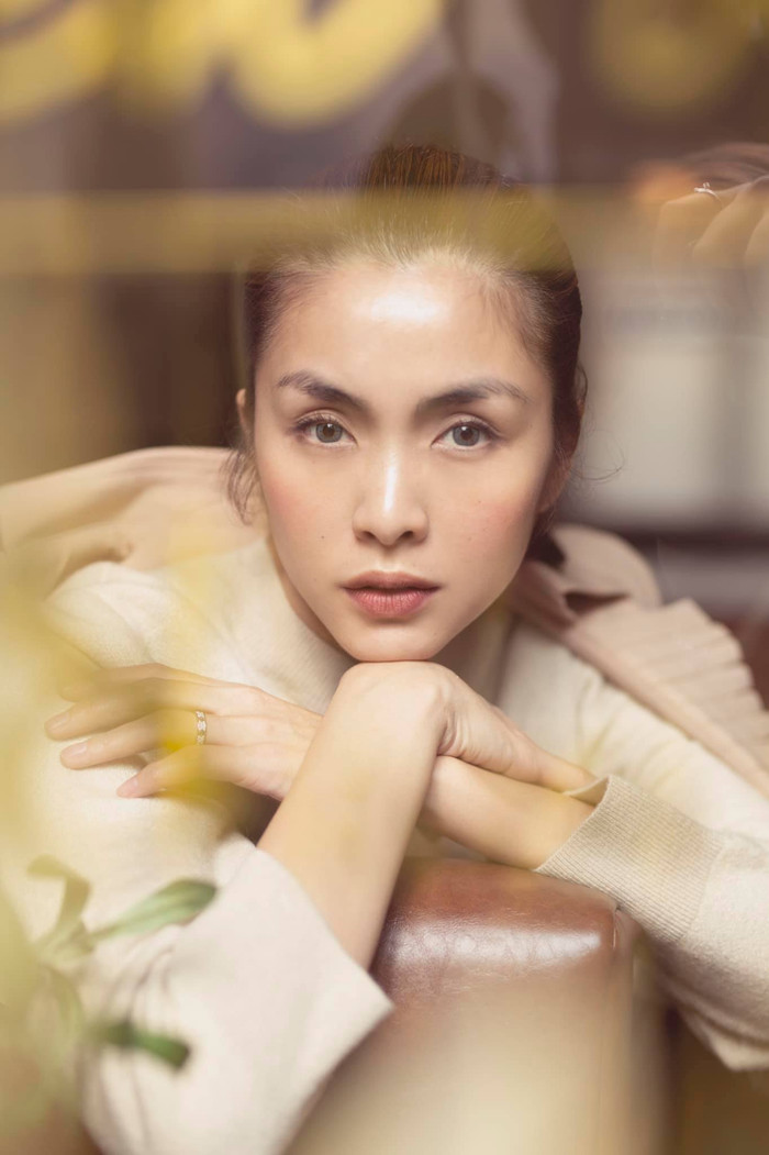 Nếu theo dõi những hình ảnh của Hà Tăng trên trang cá nhân, có thể nhận ra cô hiếm khi tháo nhẫn cưới, dù chỉ là chi tiết nhỏ nhưng cũng đủ minh chứng cho cuộc hôn nhân viên mãn của cô nàng