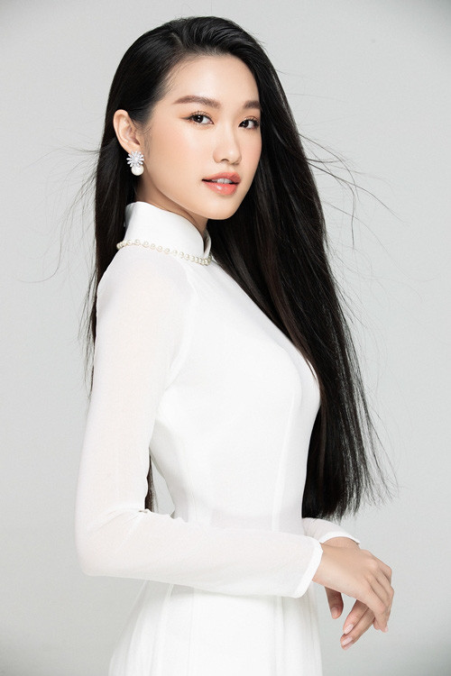 Doãn Hải My hiện đang là sinh viên năm nhất của Đại học Luật Hà Nội, 12 năm đều là học sinh giỏi, tiếng Anh IELTS 7.0, thành thạo tiếng Trung