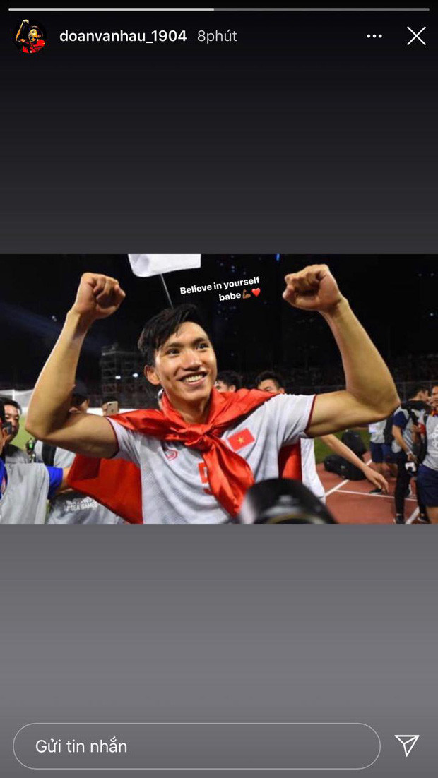 Trong ảnh, Văn Hậu cười rất tươi, nhưng đáng chú ý nhất vẫn là dòng tin nhắn cổ động 'cực ngọt'