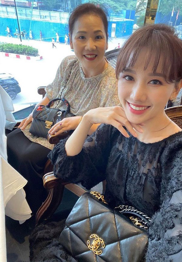 Đó là lý do vì sao trong những tấm hình họp mặt gia đình chỉ thấy sự xuất hiện của mẹ và em gái Hari Won chứ hoàn toàn không có bóng dáng của bố bên cạnh